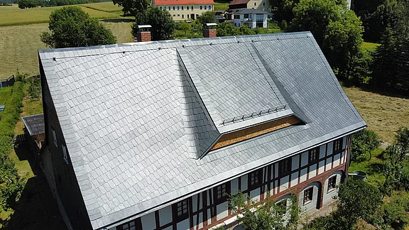 Schieferdach mit Hechtgaube und verkleidetem Giebel aus Schiefer