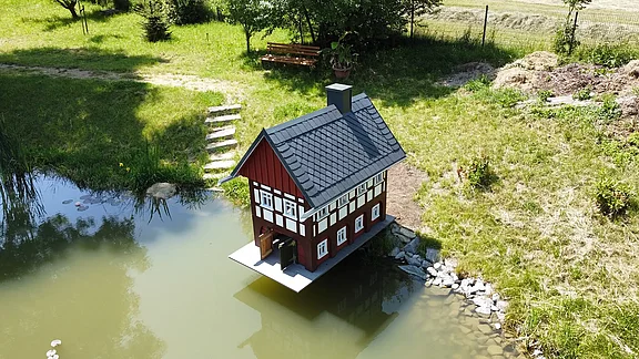 Entenhaus an einem Teich mit neu gedecktem Dach