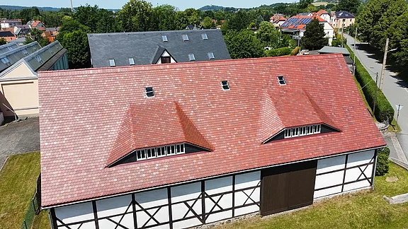 rotes Schindeldach mit Dachfenstern