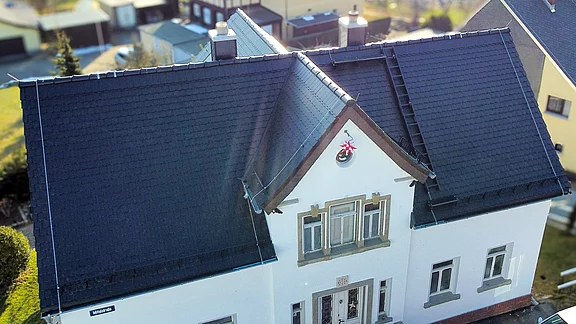 Kreuzdach mit Schiefern