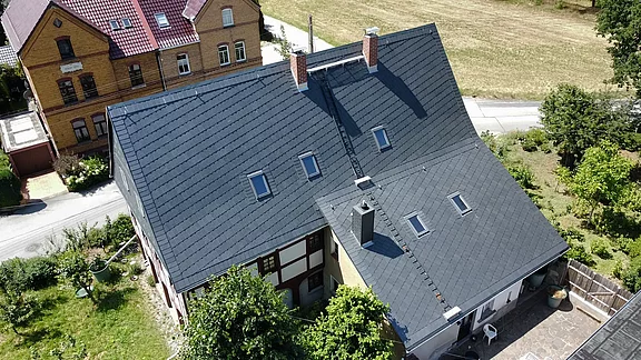 Schleppdach aus Schiefer