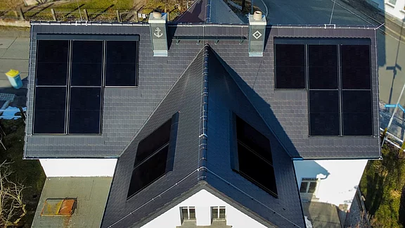 Kreuzdach mit Photovoltaikmodul