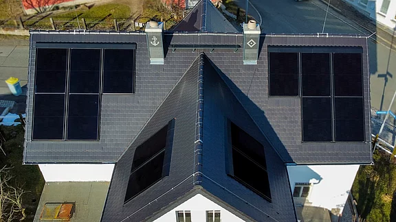 Kreuzdach mit Photovoltaikmodul