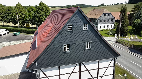mit Schiefer verkleideter Giebel