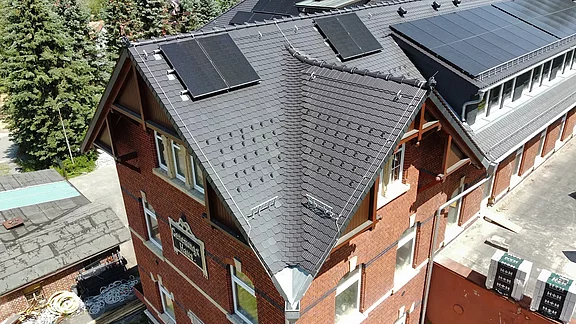 Dach mit spitz zulaufenden Dachrinnenprofilen