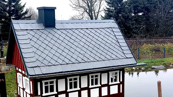 Entenhaus an einem Teich mit neu gedecktem Dach